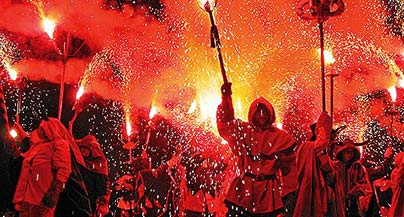 Correfoc i Taniec Diabłów. Fajerwerki na ulicach Katalonii.